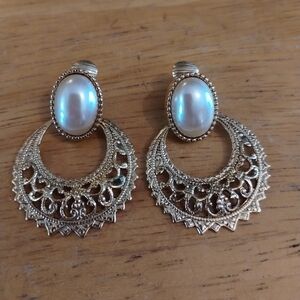 ESTATE Vintage women's faux pearl clip on dangling earrings